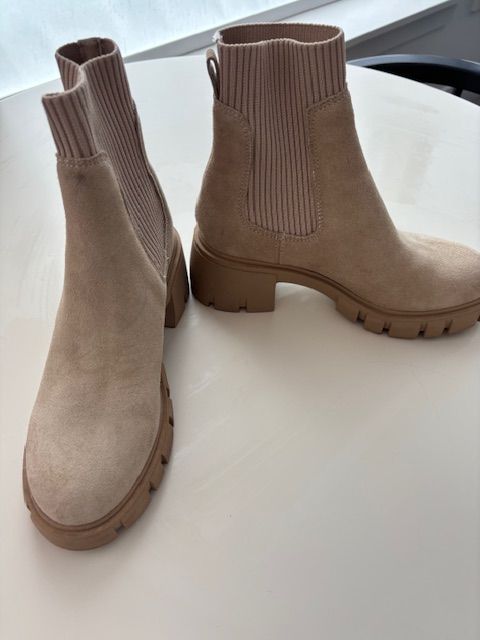 Steve Madden suede boots size 6m