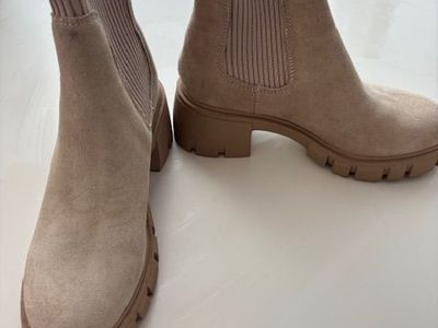 Steve Madden suede boots size 6m