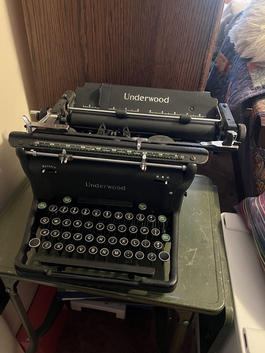 Vintage Underwood Champion Typewriter — Excellent Condition
