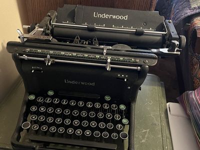 Vintage Underwood Champion Typewriter — Excellent Condition