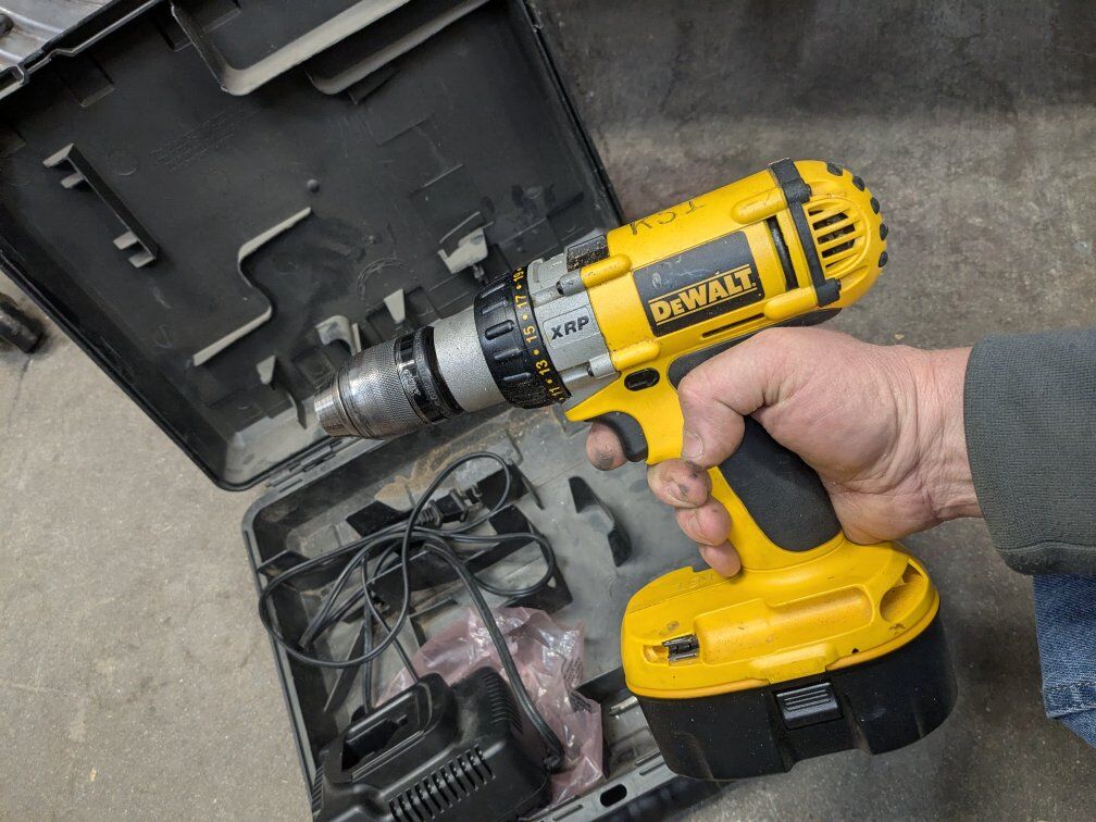 DeWalt cordless drill 18v Works great