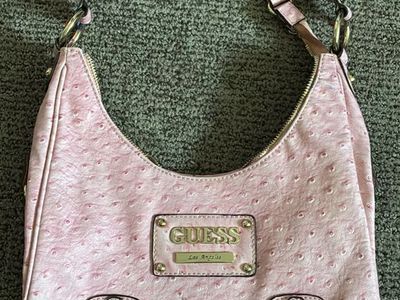 Vintage pink ostrich embossed Guess handbag!