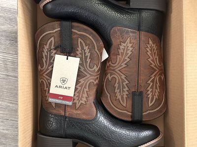 NIB Men’s Ariat Sport Stratten Western Boots Black Adobe / Weathered Chestnut Size 9.5 D