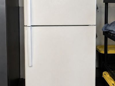 GE 14.6 Cu. Ft. Refrigerator – Clean