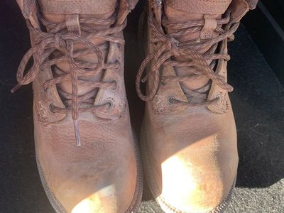 Women’s size9 ariat steel toe boots