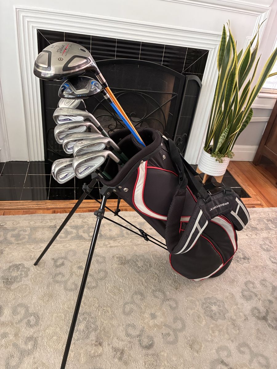 Men’s Titleist Ping Nicklaus golf clubs set for sale.