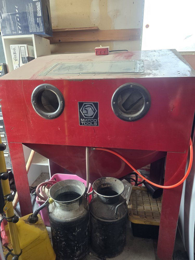 Matco Tools Red Sand Blasting Cabinet with Gloves & Foot Pedal