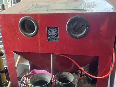 Matco Tools Red Sand Blasting Cabinet with Gloves & Foot Pedal