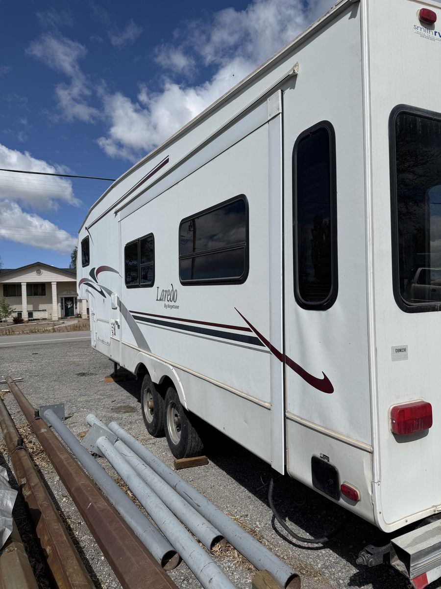 2004 Laredo 5th wheel