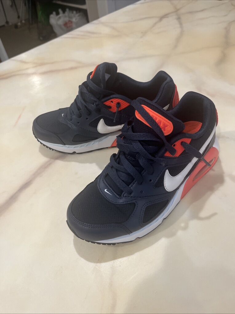 Nike Air Max 180 trainers