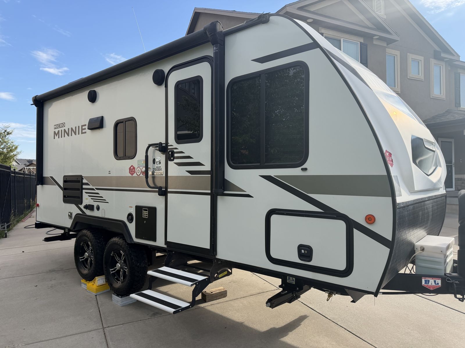 2021 Winnebago Micro Minnie 2100- the PERFECT size!!! Sleep 6 in a trailer towable by any vehicle (INCLUDES HITCH EQUALIZER!!)