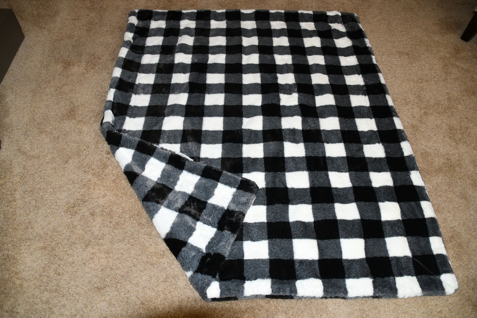MINKY COUTURE "BLACK & WHITE BUFFALO CHECK" BLANKET ~ ADULT SIZE 50" x 60" ~ CLEAN ~ NEVER USED ~ NEVER WASHED!