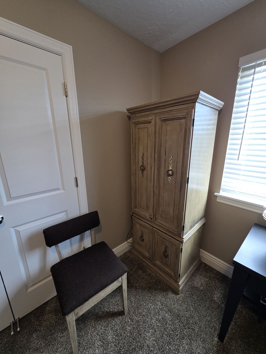 Singer Sewing Machine in Wooden Cabinet Armoire with Chair