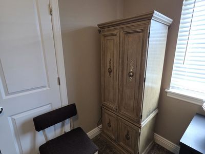 Singer Sewing Machine in Wooden Cabinet Armoire with Chair