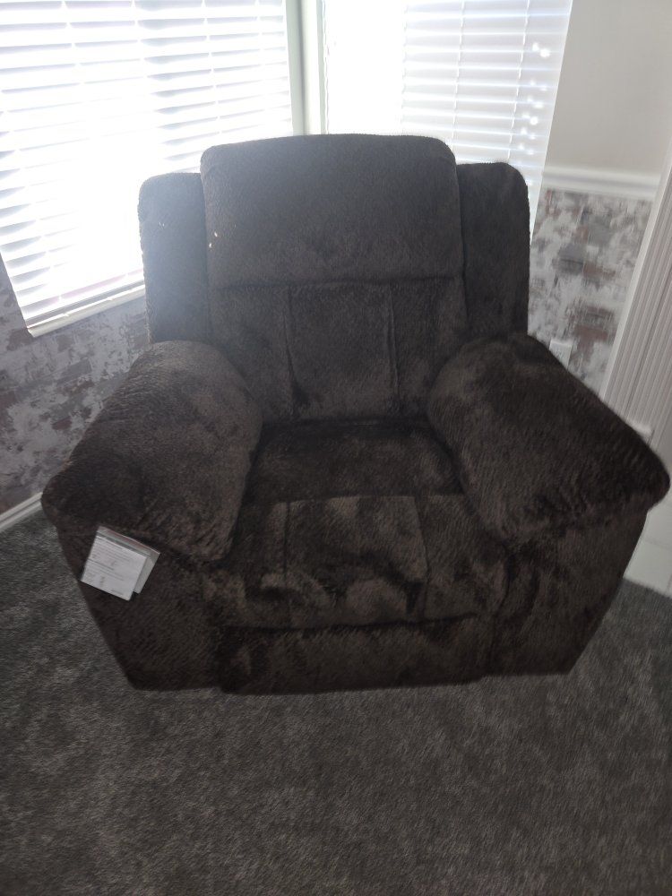 Cozy Brown Plush Recliner - Perfect for Living Room or Den, Excellent Condition