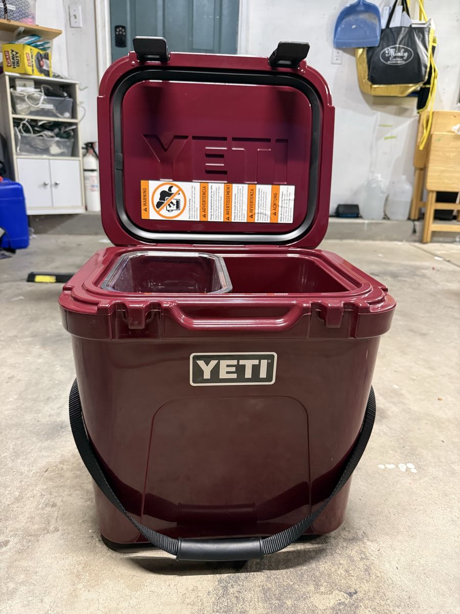 YETI Roadie 24 Hard Cooler with dry goods basket - Wild Vine Red