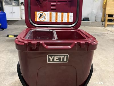 YETI Roadie 24 Hard Cooler with dry goods basket - Wild Vine Red