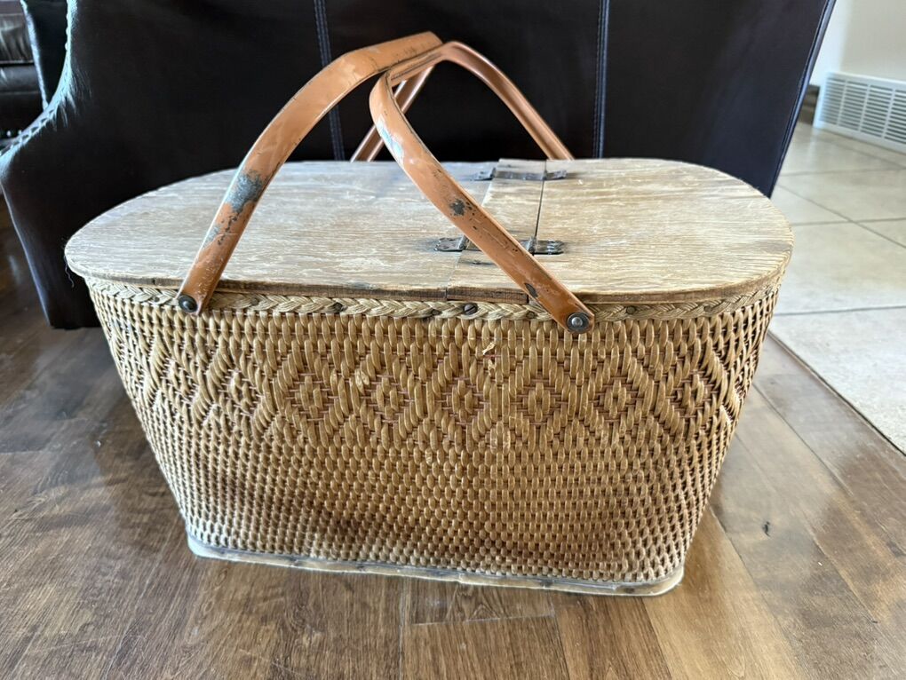 XL Vintage Wicker Picnic Basket 21 Long 14 Deep