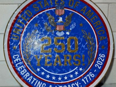 United States of America 250 Years 1776-2026 Commemorative Plate Blue & Gold