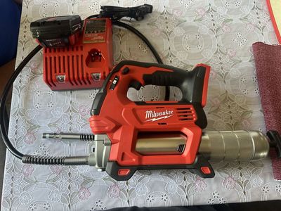 Milwaukee M18 FUEL Cordless Grease Gun Kit with Battery, Charger, and Bag