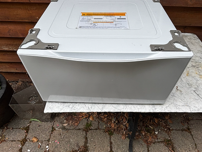 LG Washer/Dryer Pedestals (pair)