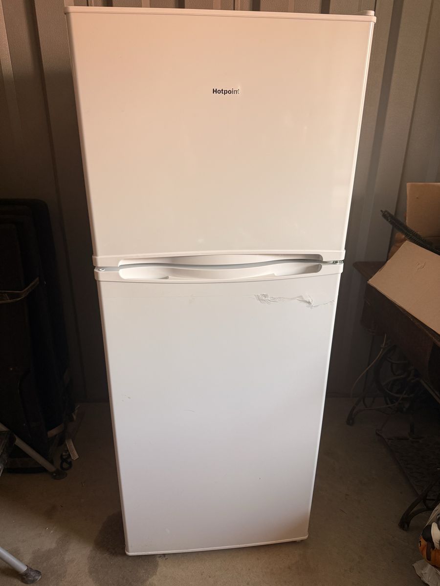 Hotpoint Refrigerator White Top Freezer Model #HPS10LGVRWW