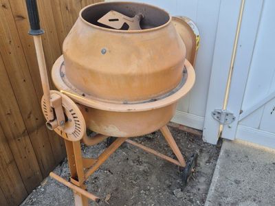 Central Machinery Model 31979 electric cement mixer 3.5 cu ft