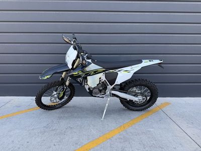 2026 Triumph TF 250-E Jet Black/Pure White