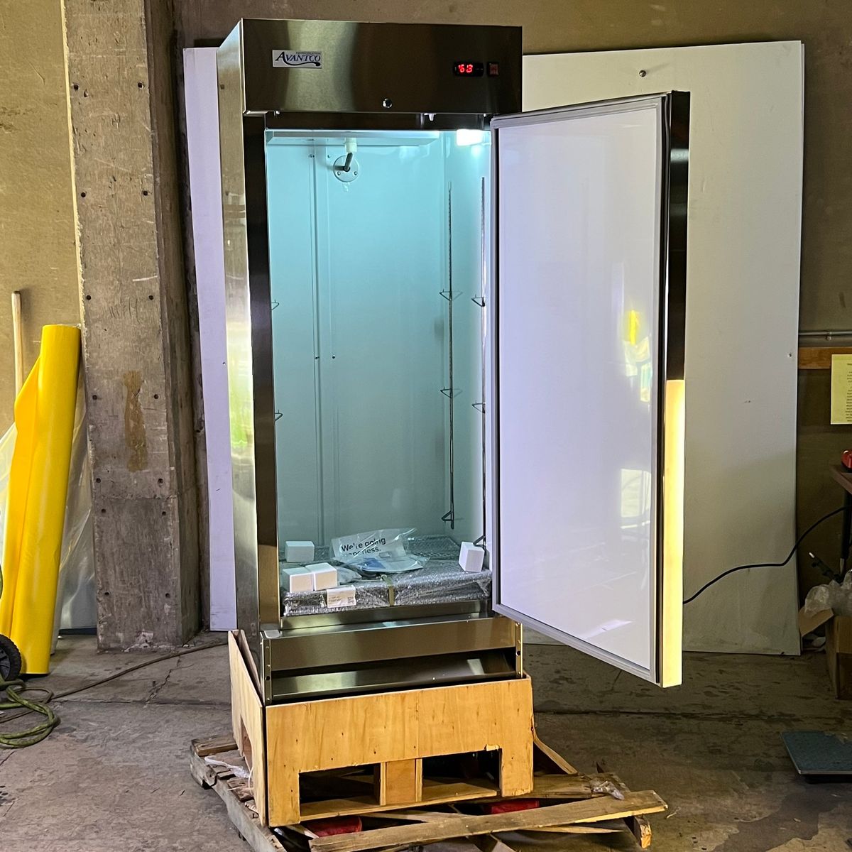 AVANTCO Solid Door Reach Refrigerator 115V 304 SS 30 3/8x27 3/8x84 1/2 178A19RHC (As-is)