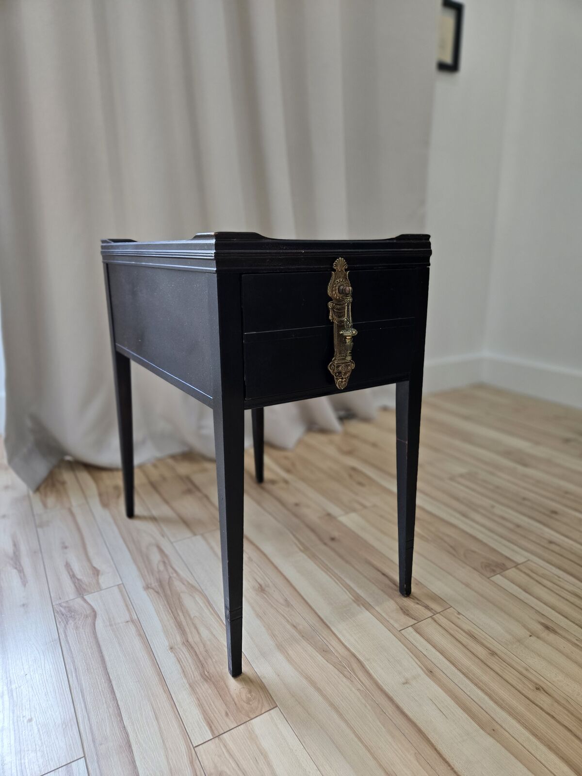 Vintage Accent Table with Leather Inlay Top – Elegant Side Table