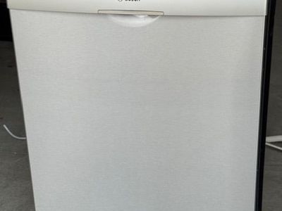 Bosch 300 Series. Seldom used. Looks brand new. Stainless Steel interior.