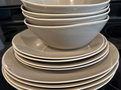New; Set of 16 : Williams Sonoma Stoneware Dinnerware Set - Plates & Bowl