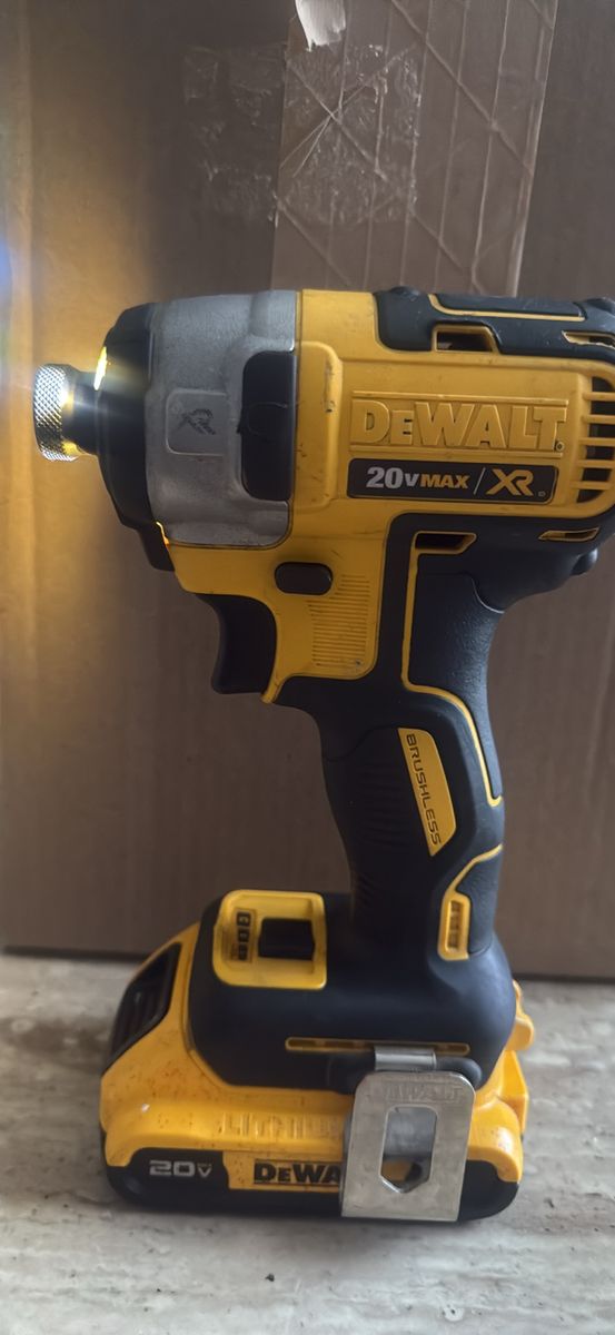 DEWALT 20V MAX XR 1/4" Brushless Cordless Impact Driver with 2Ah Battery