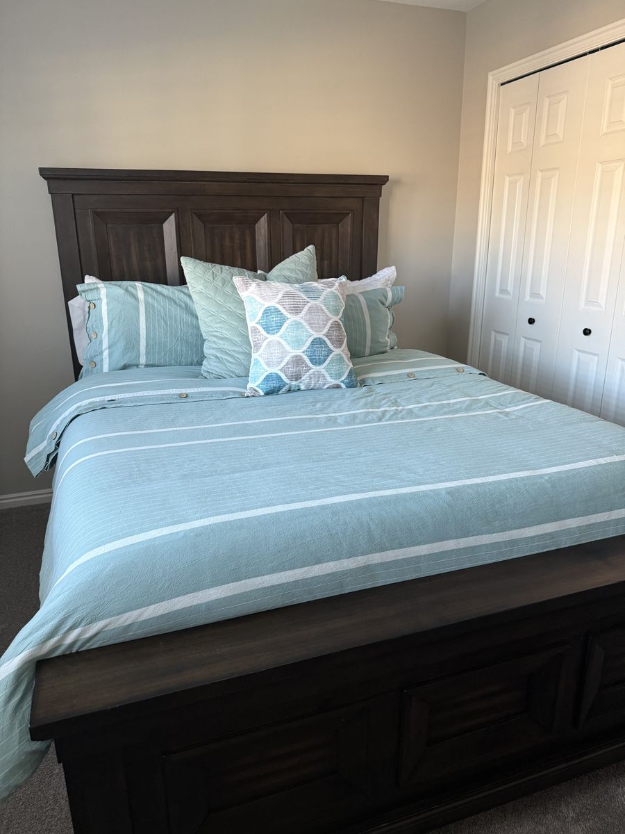 Queen Bedroom Set W/ Mattress & Foundation 4 Sale!