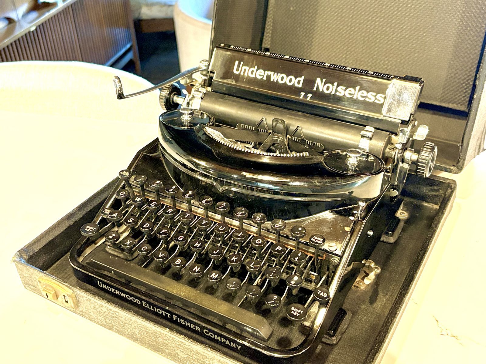 Beautiful Underwood No 77 noiseless typewriter in original case. Very collectible, art deco style. Manual. Amazing condition