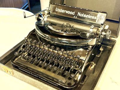 Beautiful Underwood No 77 noiseless typewriter in original case. Very collectible, art deco style. Manual. Amazing condition