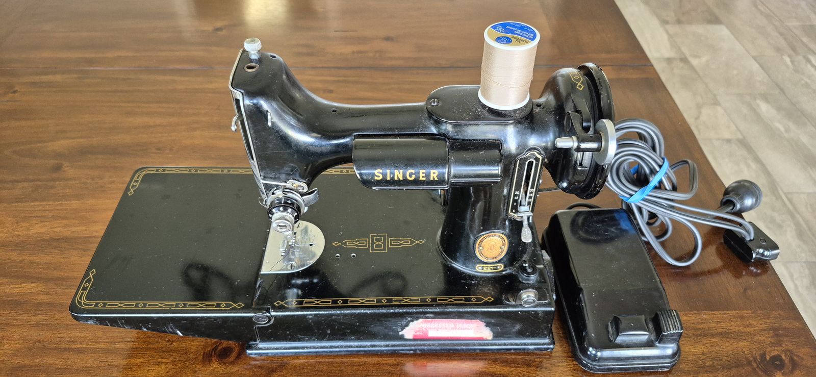 Vintage Singer Featherweight 221 Sewing Machine – Complete with Case & Accessories  Price: