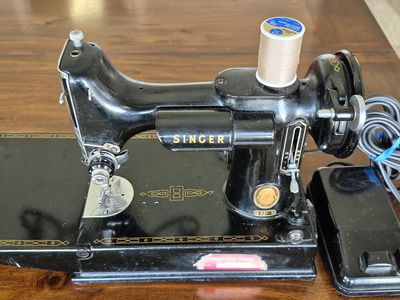 Vintage Singer Featherweight 221 Sewing Machine – Complete with Case & Accessories Price:
