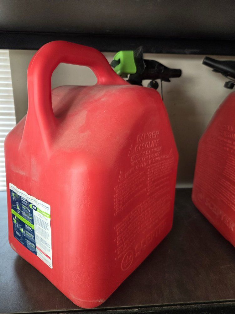 Scepter SmartControl 5 Gallon Red Gasoline Container Gas Can w/ Spill-Proof Spout