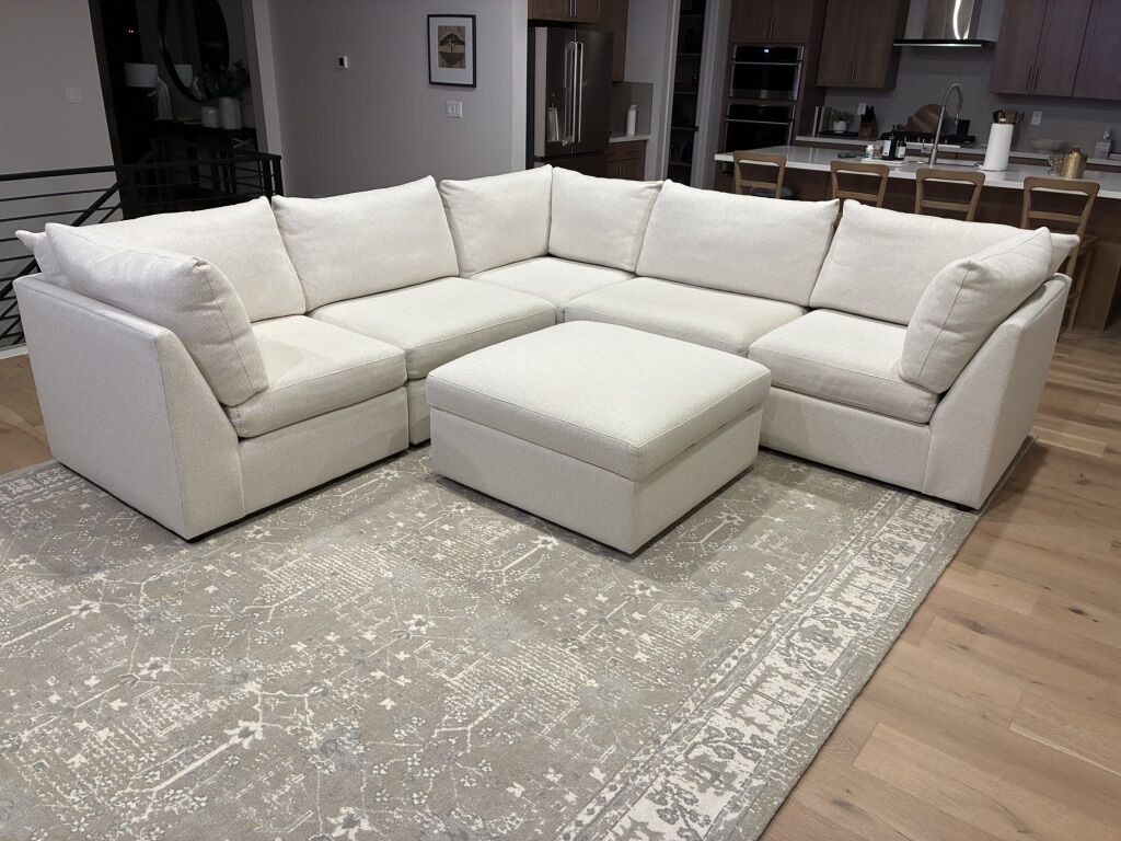 Bassett Beckham Sectional w/Storage Ottoman