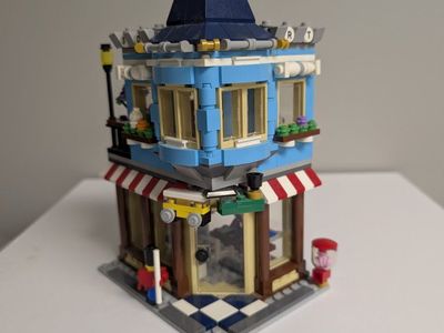 LEGO Townhouse Toy Store & Townhouse Pet shop and Cafe