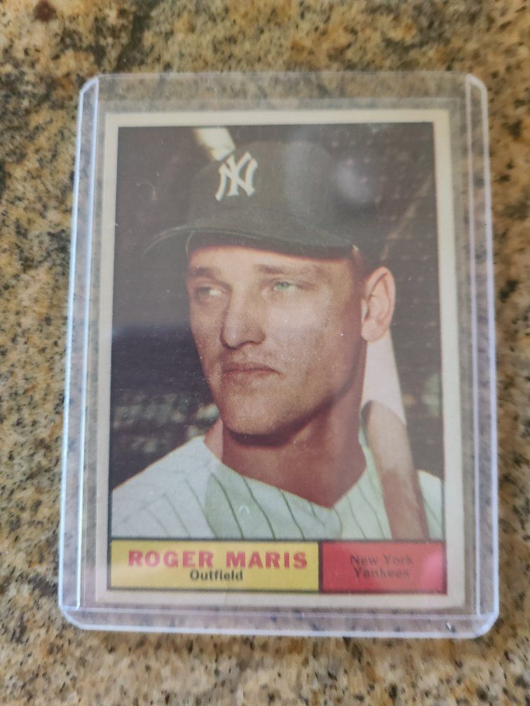 1962 Topps Roger Maris #2 New York Yankees Outfield Baseball Card in Protective Case