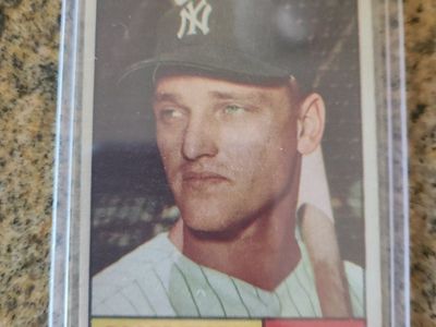 1962 Topps Roger Maris #2 New York Yankees Outfield Baseball Card in Protective Case