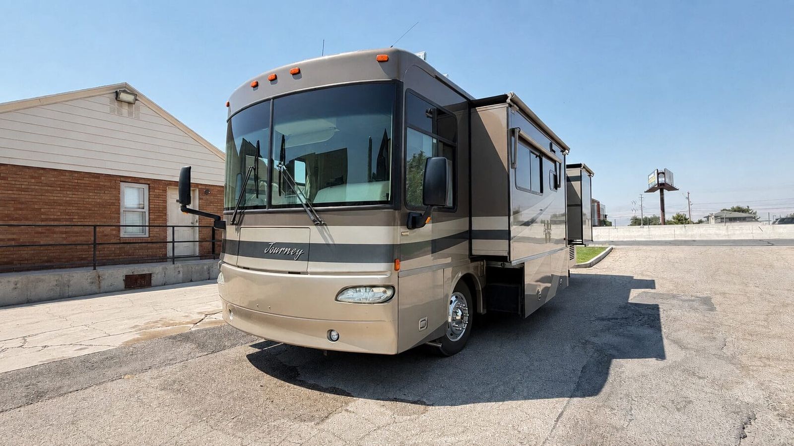 2005 Winnebago Journey 34H Pusher with 2 slides