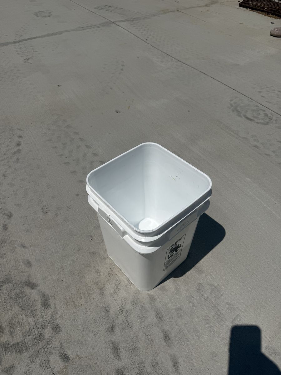 4 gallon square buckets