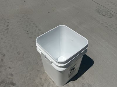 4 gallon square buckets