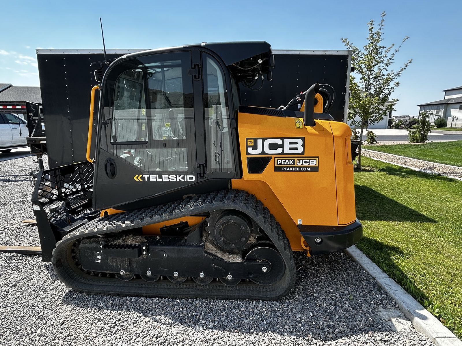 Tele skid with bucket or forks rental