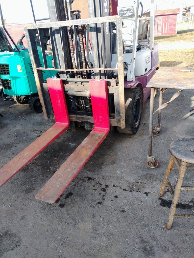 LOW HOUR 6k forklift