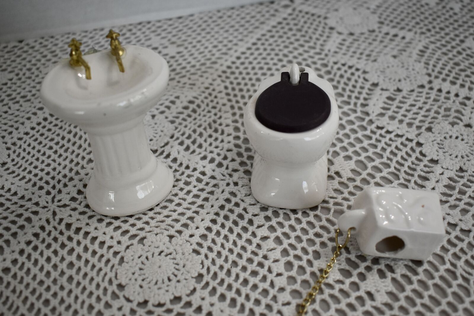 SET OF 2 VINTAGE MINIATURE DOLL HOUSE FURNITURE PIECES WITH A TOILET AND A SINK at a 1:12 Scale