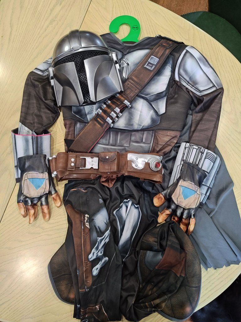 Star Wars The Mandalorian Deluxe Kids Costume Set - Size Large 10-12 (with Helmet, Cape, etc.)